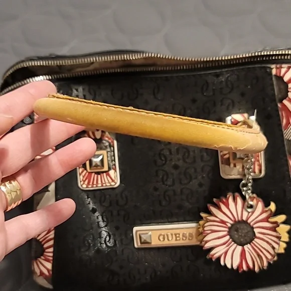 Guess purse - Picture 9 of 14